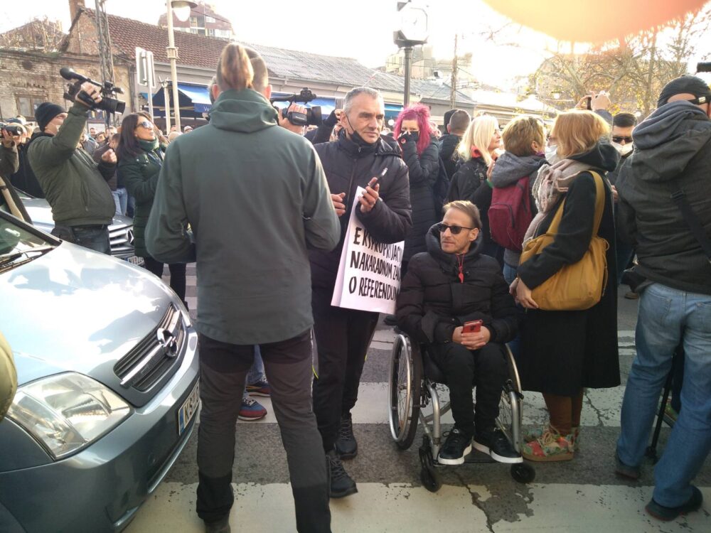 Protest u Nišu: Zarđala kašika, gumeni čekić i trubači, bez incidenata 2