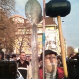 Protest u Nišu: Zarđala kašika, gumeni čekić i trubači, bez incidenata 10