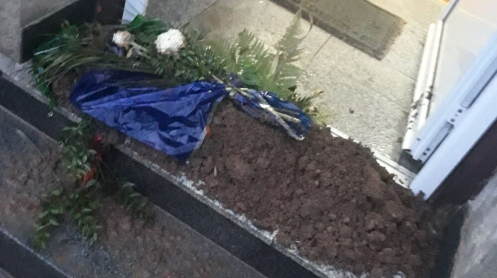 Niš: Oštra polemika zbog humke na ulazu u zgradu "Gorice", na Novom groblju 1