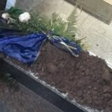 Na ulazu u menadžment niškog pogrebnog preduzeća na Novom groblju postavljena humka 9