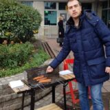 Niški građanski aktivisti u znak protesta pekli kobasice ispred Skupštine grada 10