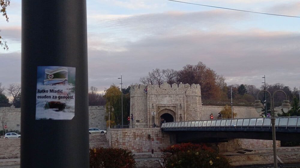 Nalepnice protiv Ratka Mladića osvanule i u Nišu 1