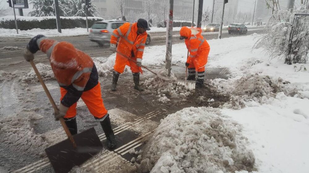 Zelenilo Beograd: 396 radnika čisti sneg i posipa so u Beogradu 1