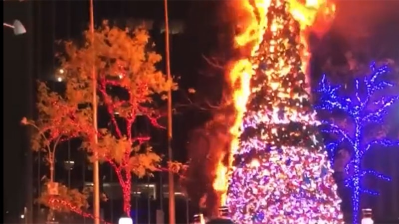 Božićna jelka na Menhetnu u plamenu, uhapšen osumnjičeni za podmetanje požara 1