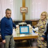 Načelnica Pirotskog okruga uručila pakete pirotskoj Opštoj bolnici 9