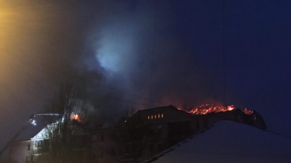 Novi Sad: Ugašen požar na krovu zgrade na Limanu, nema povređenih 1