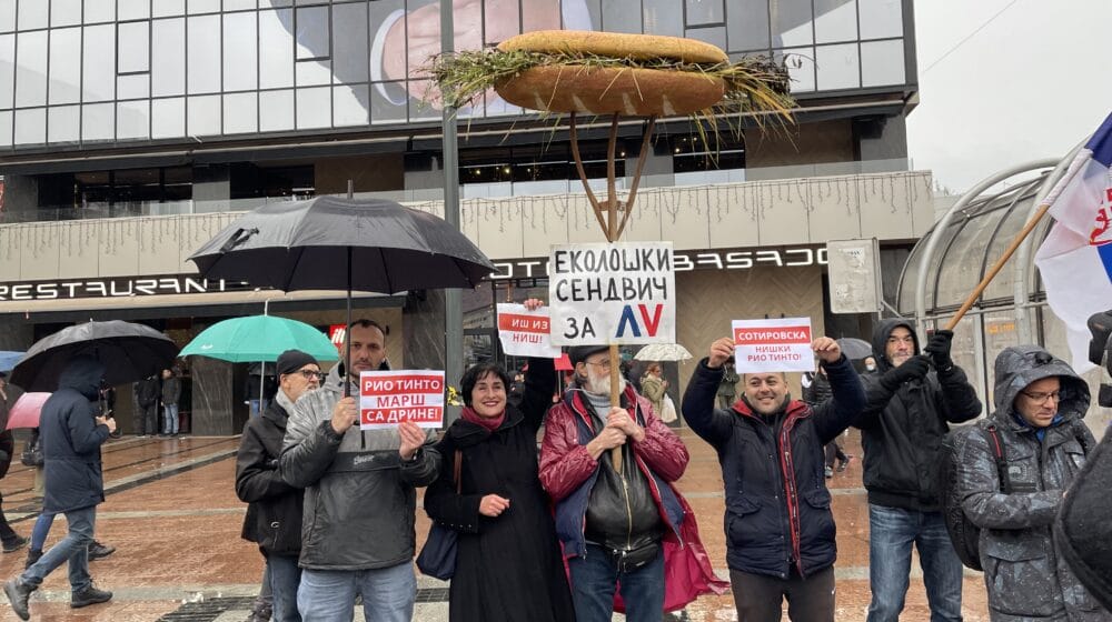 Niš: Sendvič za Vučića 1