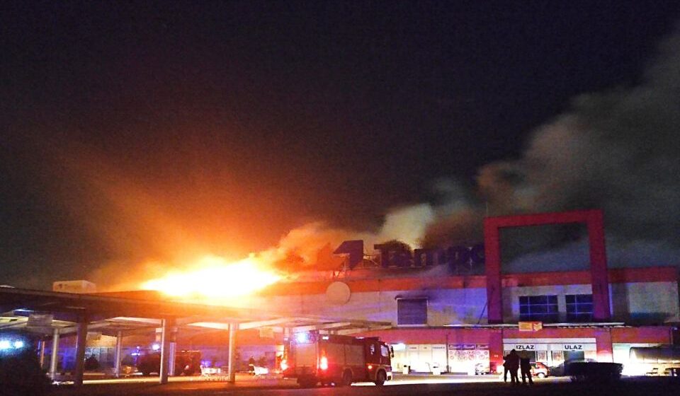 Ugašen požar u hipermarketu „Tempo“ 1