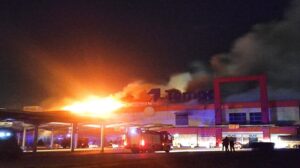 "Grabljenje za robom sa isteklim rokom trajanja opisuje realnost u kojoj živimo": Sagovornici Danasa o događaju ispred marketa u Novom Sadu 2