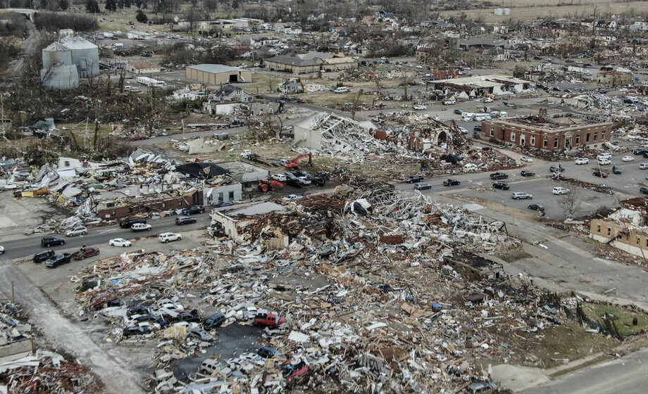 Nevreme u SAD-u: Dve osobe poginule, tornado prevrtao i najveće kamione, uništio kuće... 1