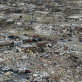 Nevreme u SAD-u: Dve osobe poginule, tornado prevrtao i najveće kamione, uništio kuće... 13
