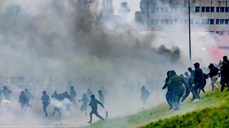 Uhapšena 64 navijača zbog nereda uoči utakmice Fejnorda i Ajaksa 1