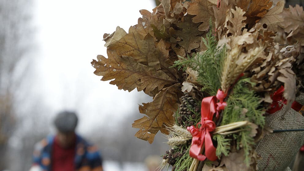 Crnogorska dijaspora naložila badnjak u Lovćencu 1