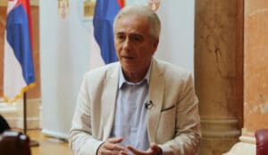 Predsednik Odbora Skupštine Srbije za odbranu i unutrašnje poslove Milovan Drecun izjavio je danas da se dijalog Beograda i Prištine odlaže dok se ne reši institucionalna i politička kriza na Kosovu, vezana za konstituisanje parlamenta.