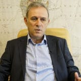 Kako Zdravko Ponoš odoleva „šešeljevskoj“ rafalnoj paljbi 1