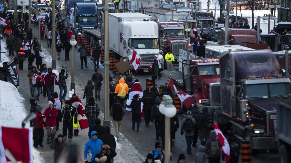 Hiljade ljudi u Kanadi demonstriralo protiv vakcinacije, maski i karantina (FOTO) 3