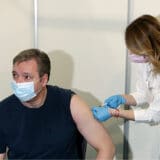 Kako je Vučić "iz svog džepa" uplatio državnu pomoć lekarima 9