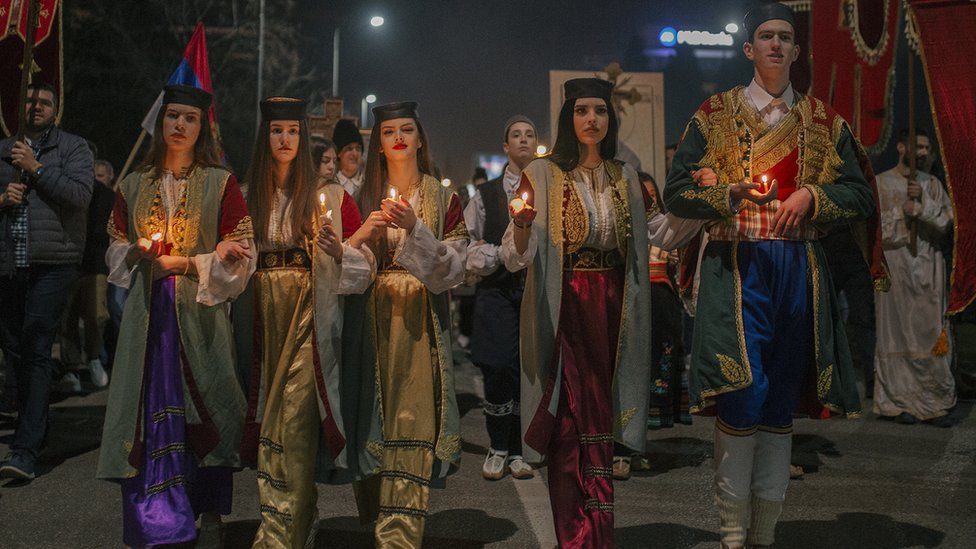 Mladi obuleni u tradicionalne nošnje tokom litije u Podgorici