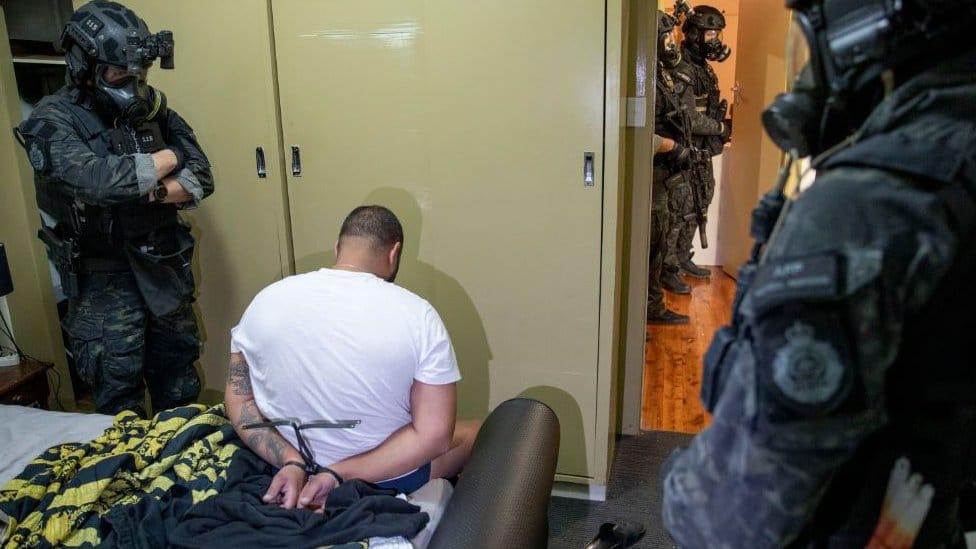 Krijumčarenje narkotika i Balkan: Hladnjače pune guma, kokainske banane i vlažna odeća 2 A man is arrested in Australia as part of Operation Ironside