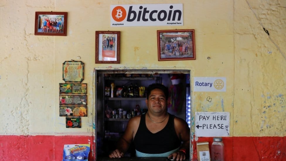 El Salvador i kriptovalute: MMF traži ukidanje bitkoina kao zakonskog sredstva plaćanja u latinoameričkoj državi 1 A man standing at his shop which accepts bitcoin as payment