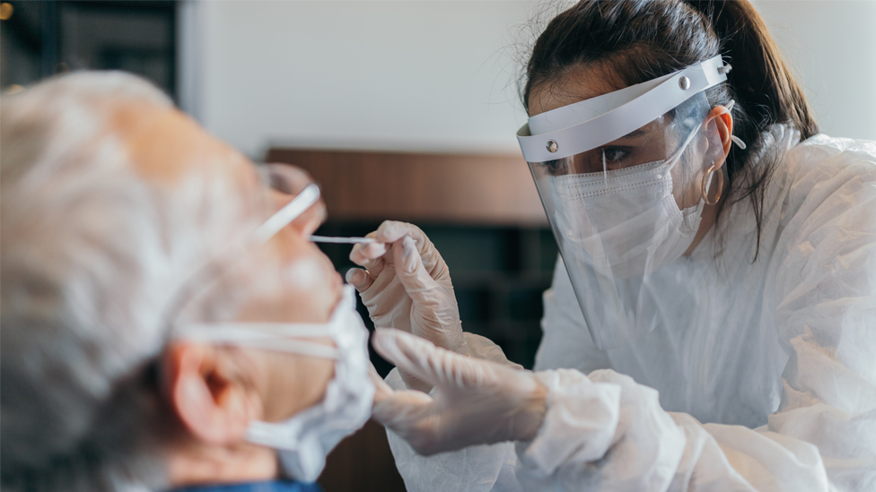 Korona virus: U Srbiji ozbiljna epidemiološka situacija, u Australiji najviše umrlih u jednom danu od početka pandemije 4 Testing using a PCR test