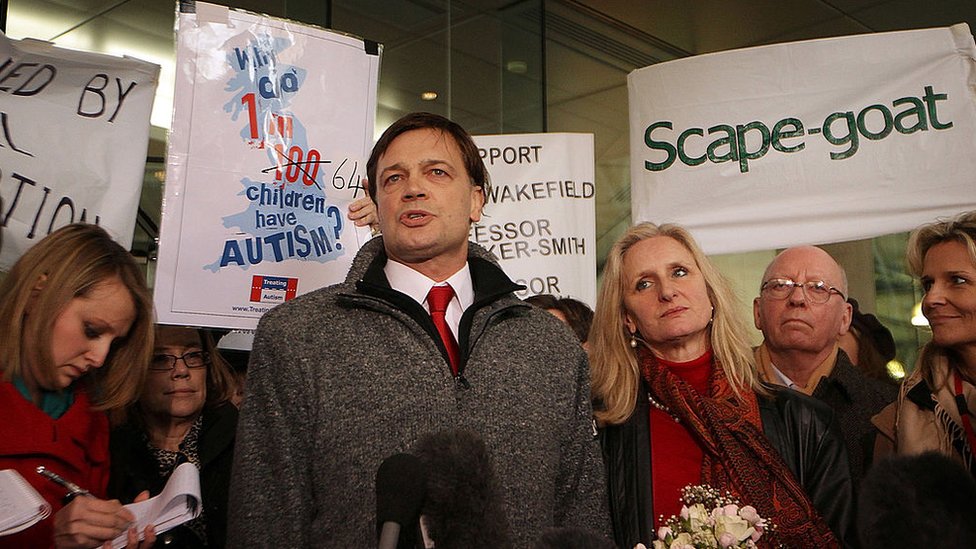 Korona virus i vakcina: Kako su antivakcinaši vršili uticaj na svet kroz istoriju 33 Andrew Wakefield standing with protesters next to a sign saying "Scape-goat" (sic)