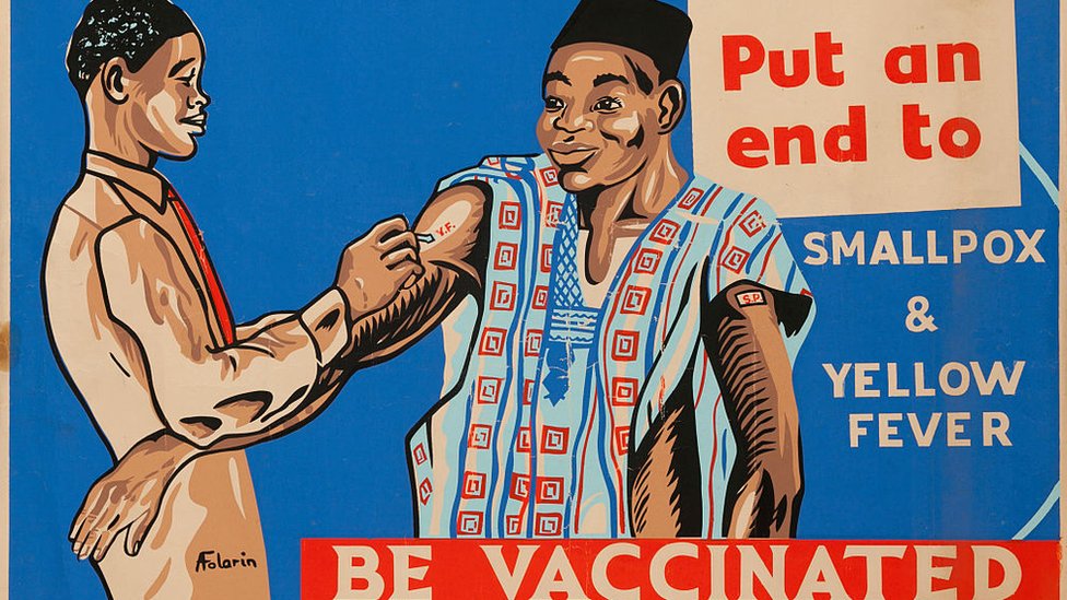 Korona virus i vakcina: Kako su antivakcinaši vršili uticaj na svet kroz istoriju 26 A man vaccinating another man next to the words: "Put an end to smallpox and yellow fever - be vaccinated"