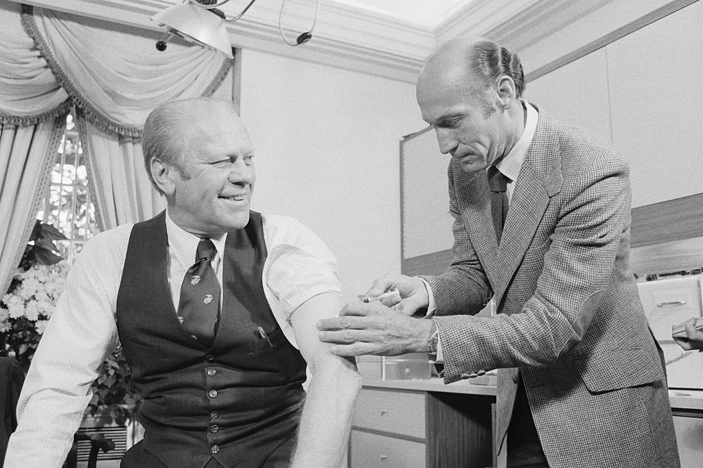Korona virus i vakcina: Kako su antivakcinaši vršili uticaj na svet kroz istoriju 28 Gerald Ford receiving the swine flu vaccine live on television
