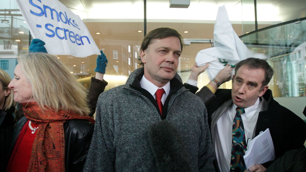 Korona virus i vakcina: Kako su antivakcinaši vršili uticaj na svet kroz istoriju 34 Brian Deer standing next to Andrew Wakefield amongst Wakefield's supporters