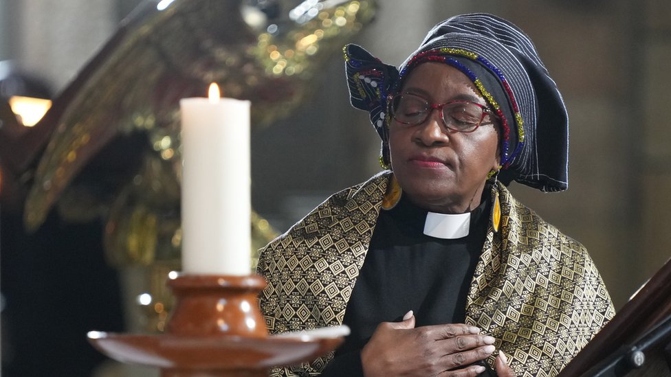 Južna Afrika se oprostila od nadbiskupa Dezmonda Tutua: Borac protiv aparthejda preminuo u 90. godini 3 Mpho Tutu, daughter of late South African anti-Apartheid icon Archbishop Desmond Tutu, takes a moment during the state funeral of Tutu at St. George"s Cathedral in Cape Town, South Africa, 01 January 2022.