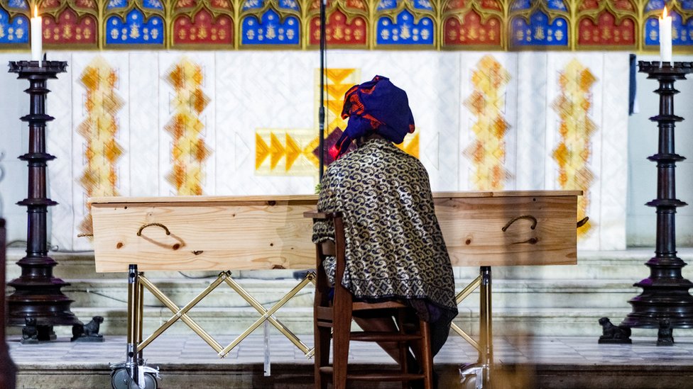 Južna Afrika se oprostila od nadbiskupa Dezmonda Tutua: Borac protiv aparthejda preminuo u 90. godini 1 Mpho Tutu, daughter of the late Archbishop Emeritus Desmond Tutu, sits quietly on her own during his state funeral in Cape Town, South Africa, January 1, 2022.