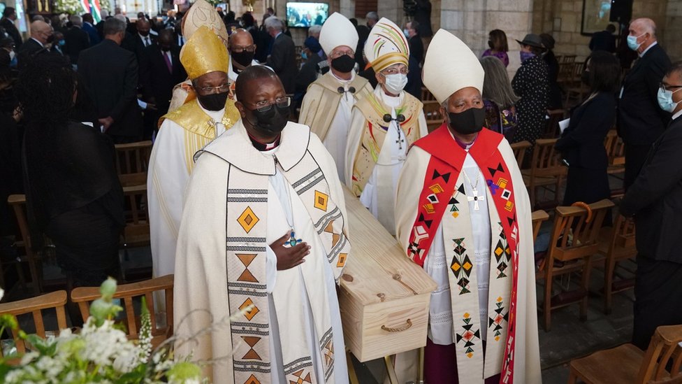 Južna Afrika se oprostila od nadbiskupa Dezmonda Tutua: Borac protiv aparthejda preminuo u 90. godini 2 Members of the clergy carry the coffin of the late Archbishop Emeritus Desmond Tutu as they exit the St. George"s Cathedral during his state funeral in Cape Town, South Africa, 01 January 2022.