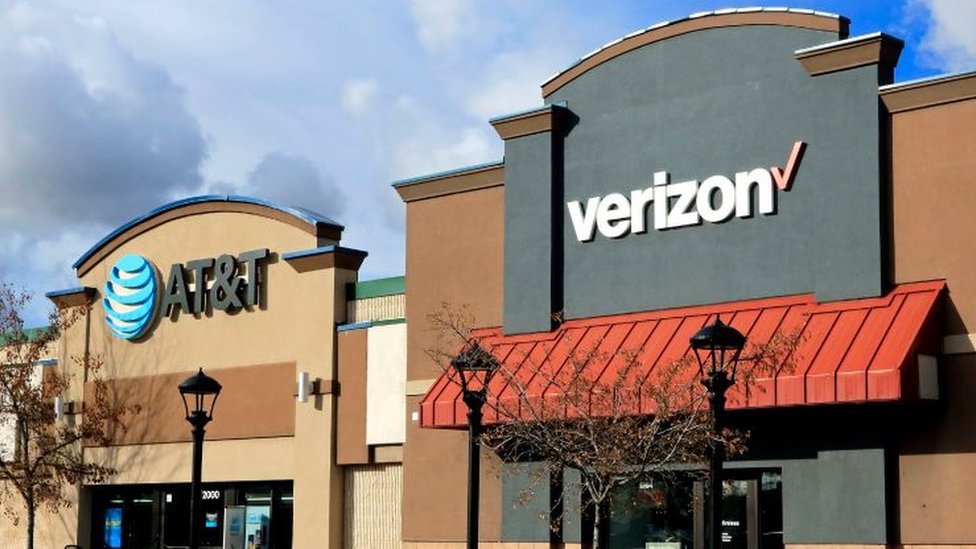 5G mreža i avio-saobraćaj: Koliko je velika opasnost za letove u Americi 3 AT&T and Verizon store fronts and entrances at a mall in northern Idaho.
