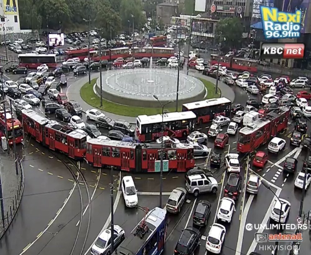 Saobraćaj i Beograd: Tri glavna razloga zašto je dobijanje taksija nemoguća misija 2 Slika