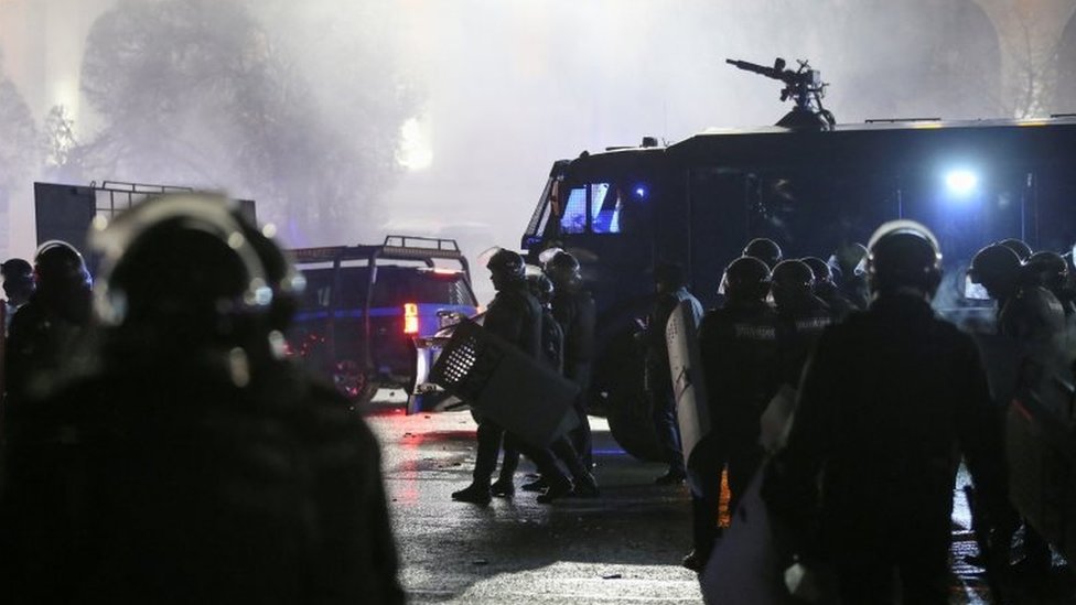 Protesti, Kazahstan i cene goriva: Upad demonstranata u institucije i dolazak ruskih trupa 2 Kazakh law enforcement officers gather in a square during a protest against LPG cost rise