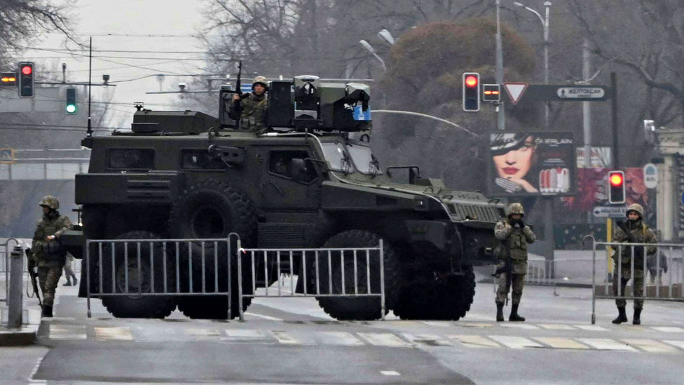 Protesti, Kazahstan i cene goriva: Predsednik naredio vojnicima da „pucaju na bandite bez upozorenja", stigle mirovne snage 1 Kazakh service members stand guard at a checkpoint following the protests triggered by fuel price increase in Almaty on 7 January