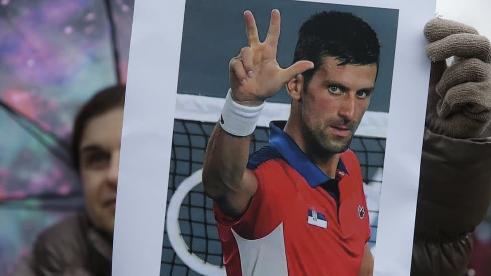 Slučaj Novak Đoković: Pobeda srpskog tenisera pred sudom - odbijen zahtev za deportaciju i kudanje vize 1 A supporter of Serbian tennis player Novak Djokovic holds a photo during a protest of support in Belgrade, Serbia, 08 January 2022.