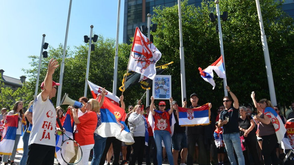 Slučaj Novak Đoković: Pobeda srpskog tenisera pred sudom - odbijen zahtev za deportaciju i kudanje vize 2 Djokovic supporters protesting outside the court