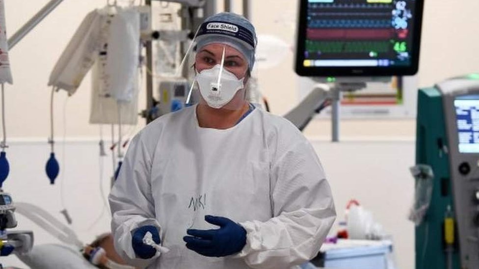 Korona virus: Redovi ispred ambulanti u Srbiji se ne smanjuju, mirne demonstracije u Briselu protiv vakcinacije i kovid propusnica, deca u Ugandi krenula u školu posle dve godine 1 bolnica