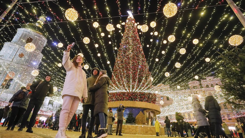 Ukrainians take a selfie with Kyiv's main Christmas tree