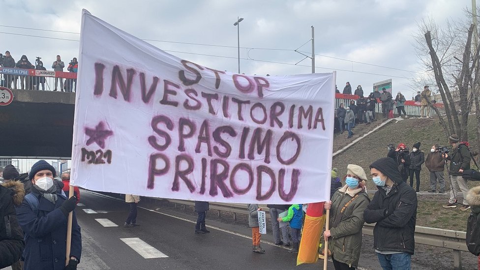 Srbija, politika, protesti protiv Rio Tinta: Održana blokada auto-puta kod Sava centra, više saobraćajnica - i graničnog prelaza 3 parola