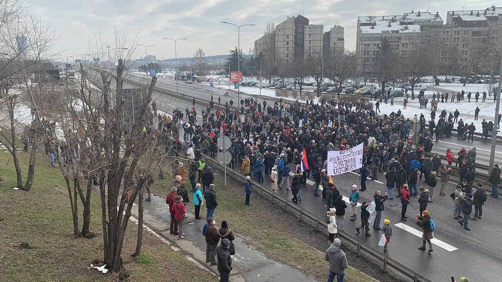 Srbija, politika, protesti protiv Rio Tinta: Održana blokada auto-puta kod Sava centra, više saobraćajnica - i graničnog prelaza 2 protest