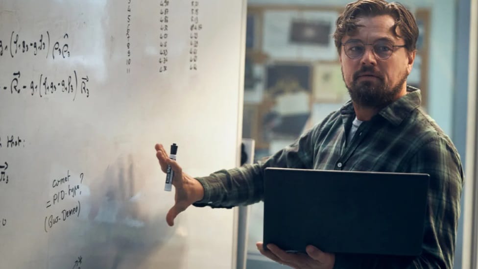 Klimatska kriza je zajednički podtekst za mnoge filmove iz žanra sudara sa Zemljom. Takav je i film Ne gledaj gore