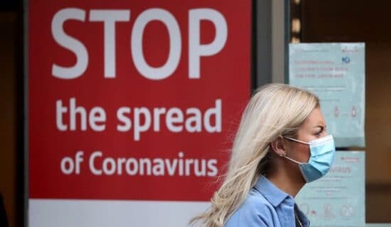 Korona virus: U Srbiji lekari strahuju zbog povratka đaka u klupe, više od 50.000 ljudi na protestima u Briselu 7