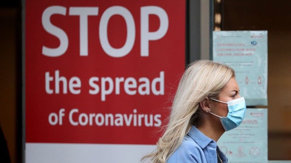 Korona virus: U Srbiji se očekuje više zaražene dece zbog polaska u školu, premijerka Novog Zelanda odložila venčanje 1 žena s maskom