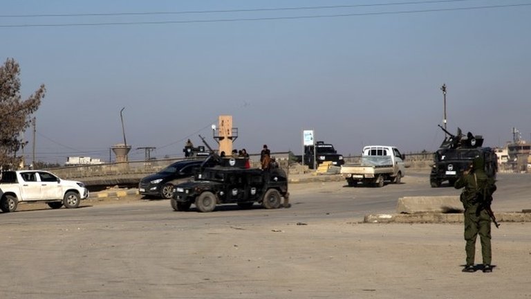 Sirija, Islamska država : Više od 100 mrtvih u Siriji - kurdske snage osujetile najžešći napad u poslednje tri godine 2 Fighters of Syria democratic forces (SDF) take up position at Ghweran district in Hasaka