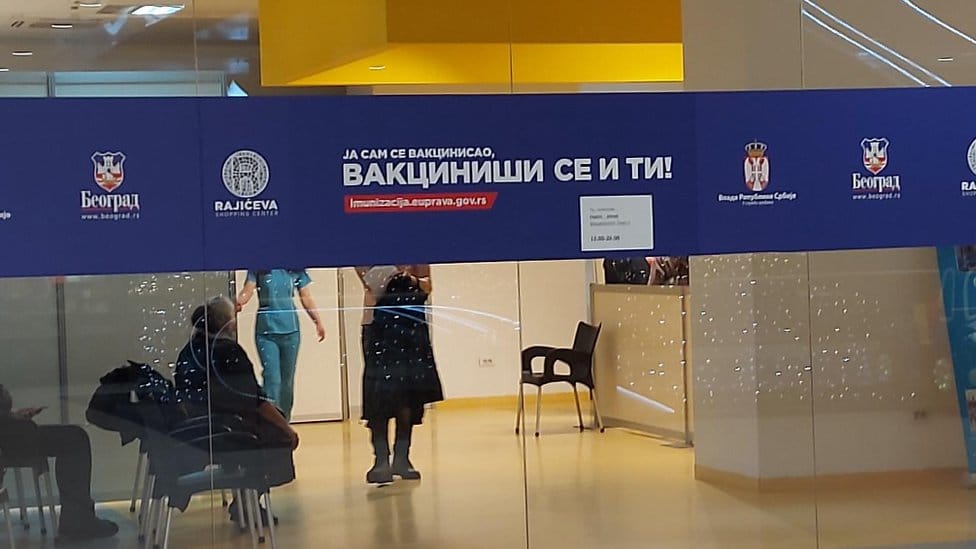 Korona virus: U Srbiji bilbordi „Vakcina je spas", đaci nižih razreda od danas opet u školskim klupama, u Rusiji rekordan broj novozaraženih 1 vakcinacija