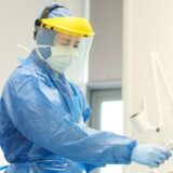 Korona virus: Redovi ispred kovid ambulanti u Srbiji se ne smanjuju, i Moderna počela ispitivanje vakcine protiv omikron soja 6