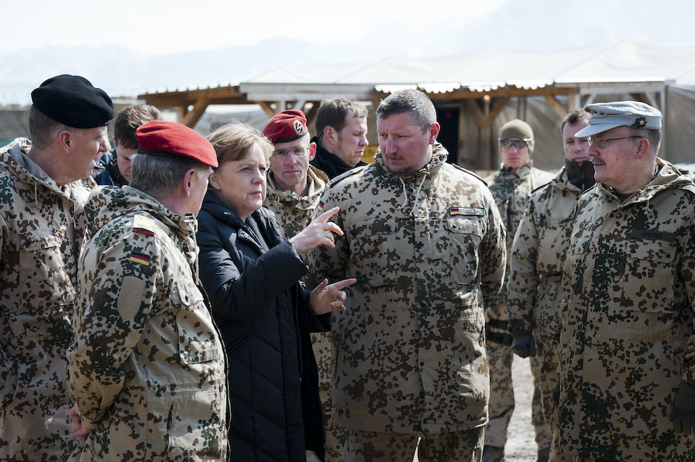 Ukrajinska kriza: Zašto Nemačka ne šalje oružje Ukrajini 3 Merkel visits German troops in Afghanistan