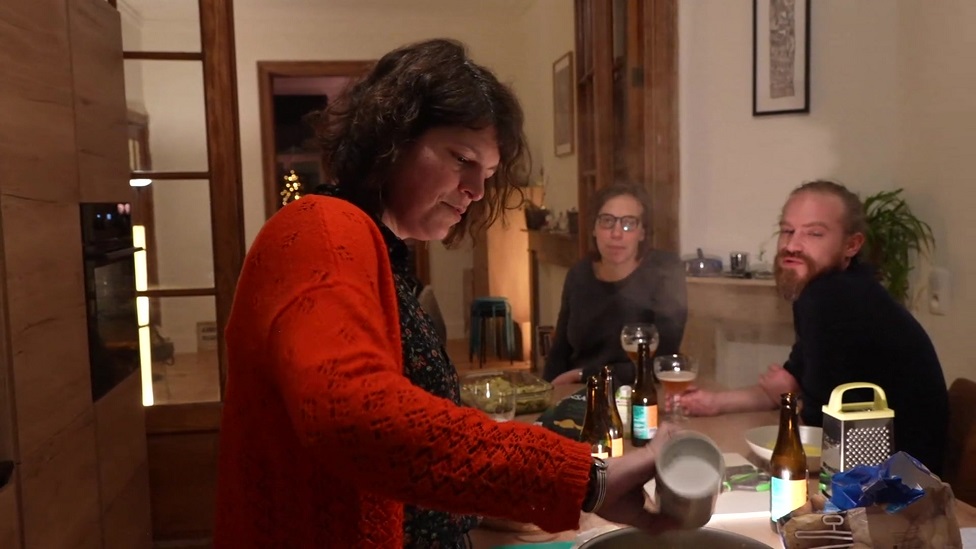 Prava radnika i slobodno vreme: Belgijanci će uskoro moći da isključe telefone posle radnog vremena 2 Delfine priprema hranu